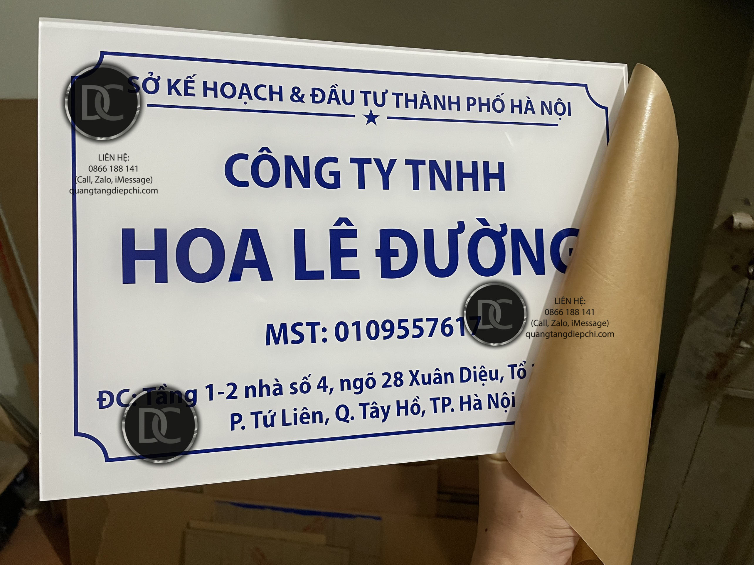 bien-cong-ty-mica-mau-trang